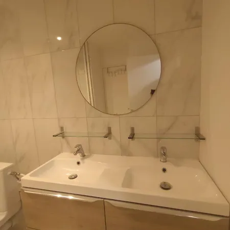 Apartment 4 Bedrooms, La Defense, 5 Min Walk To Metro