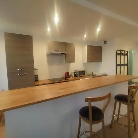 4 Bedrooms, La Defense, 5 Min Walk To Metro Apartment Courbevoie