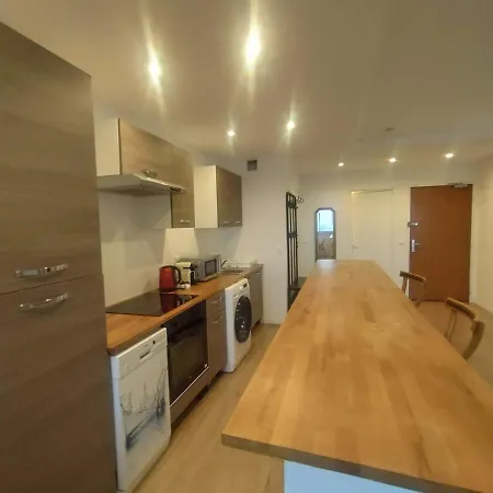 Apartment 4 Bedrooms, La Defense, 5 Min Walk To Metro *