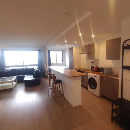 4 Bedrooms, La Defense, 5 Min Walk To Metro Courbevoie
