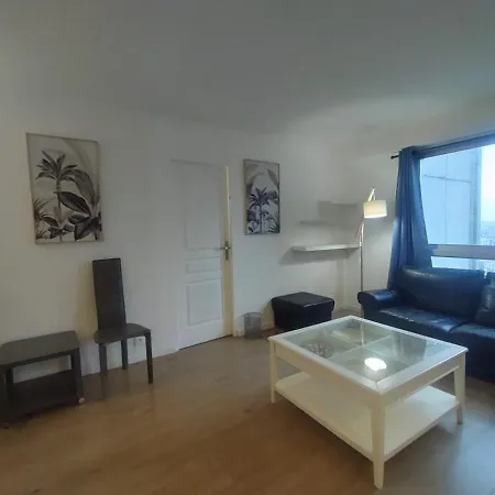4 Bedrooms, La Defense, 5 Min Walk To Metro Apartment