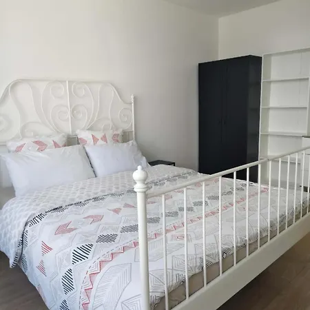 4 Bedrooms, La Defense, 5 Min Walk To Metro Courbevoie