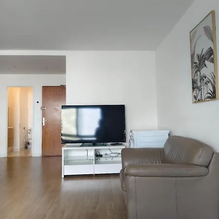 Appartement 4 Bedrooms, La Défense, 5 Min Walk To Metro Courbevoie