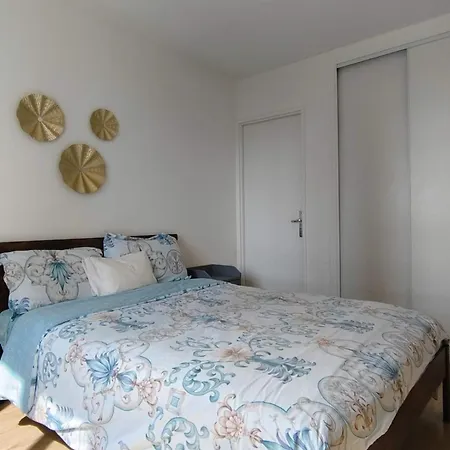 4 Bedrooms, La Défense, 5 Min Walk To Metro Appartement Courbevoie