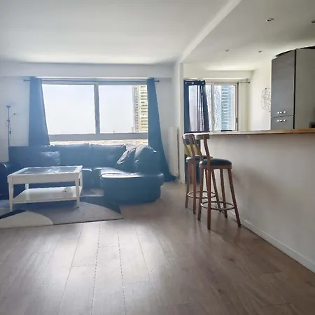 4 Bedrooms, La Défense, 5 Min Walk To Metro Appartement Courbevoie